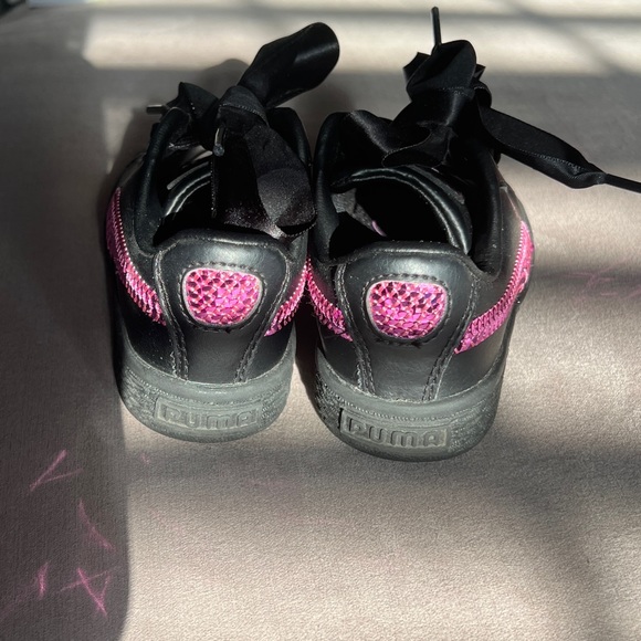 Little girls Puma Sneakers, Black with hot pink sequins, size 8 - Picture 4 of 9